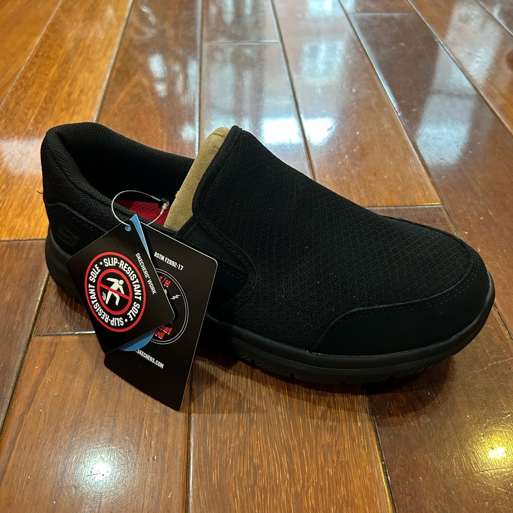 SKECHERS WORK SHOES (FEMALE) SIZE 7.5 NEVER WORN. NEW IN BOX. SLIP RESISTANT